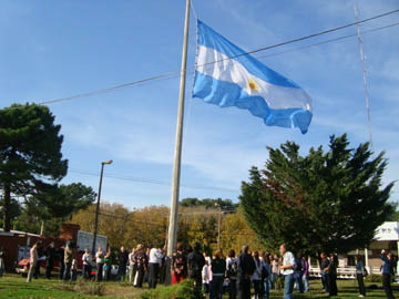 El viernes el Municipio izó una gran bandera en la Rotonda Los Pinos