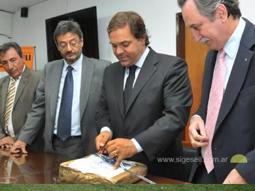 Una imágen de la apertura de sobres con las ofrertas (Foto Prensa Gobernación)