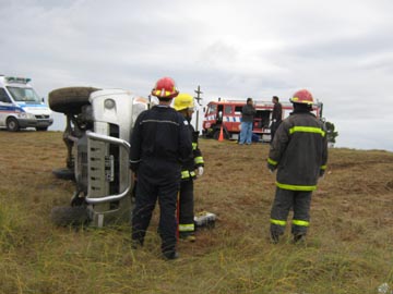 La imágen es elocuente: asi terminó uno de los vehiculos involucrados (foto Bomberos)