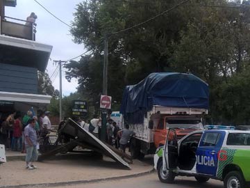 El camiòn derribò por completo la garita. La mujer esperaba el colectivo (foto CP)
