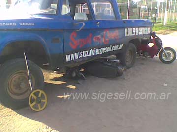 Allí quedó la moto luego del accidente (Foto de un lector)