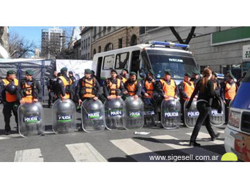 Policias cuidando la asunción de Moyano (foto TN)