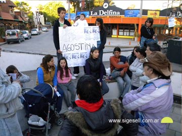 Amigas y compañeritas del colegio preparan una pancarta en la Plaza 