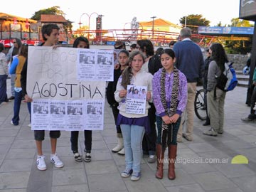compañeritas del colegio realizaron pancartas con la foto de la joven desaparecida
