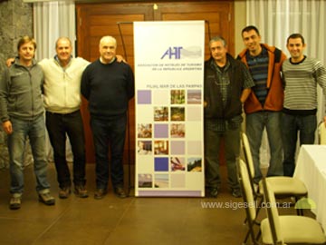 La nueva Comisión posa luego de la renovación de autoridades (Foto Carla Pace)