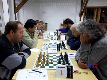 Alta concentración en la partida entre Ivan Renkine vs Juan Manuel Gimenez