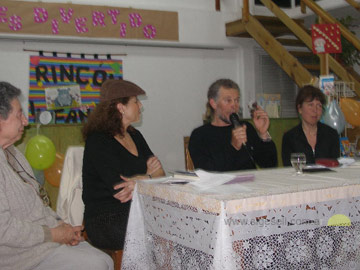 Amalia Velli, Bonnie Favelis y Mónica García junto a Alfredo en la presentación