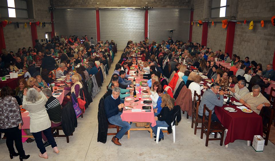 Una multitud acompañó el almuerzo solidario