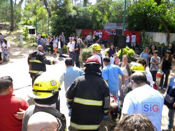 Los bomberos y ambulancieros retiran a la mamá golpeada por la rama