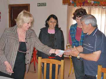 José Luna recibe el subsidio de manos de Adriana Agostini    