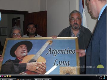 El Presidente del Concejo Madariaguense Esteban Santoro entrega la distinción
