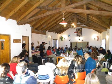 Una vista del salón de la Asociación Vecinal del Sur este sabado, en deliberaciones
