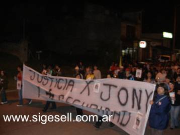 compañeros, amigos y familiares de Jonatan marchan por el Boulevard.