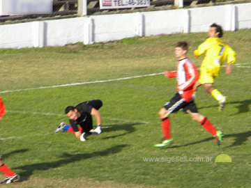 Saranite ya tocó. Fuera de la foto marcos Zárate empujará al gol. Fue el segundo