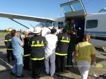 Imágen del momento del traslado de los heridos (foto elfundador online.com)
