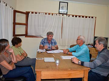 Foto de archivo: el presidente del Concejo Baldo escuchando a los medicos de AMRA
