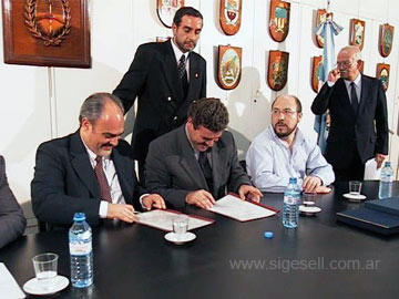 Baldo firma con Colombi acuerdos turísticos. Fue en el año 2002