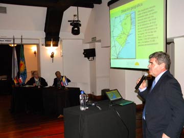Baldo en plena disertación. El panel fue coordinado por Enrique Snack