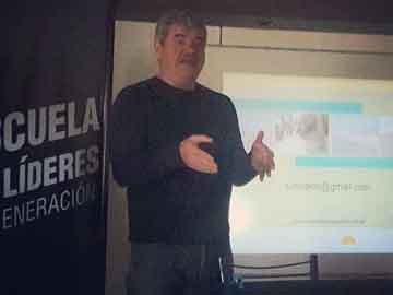 Baldo y una charla a jovenes que se capacitan en política