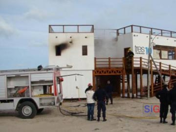 El trabajo de bomberos en el Balneario siniestrado (Foto Gesell al día)