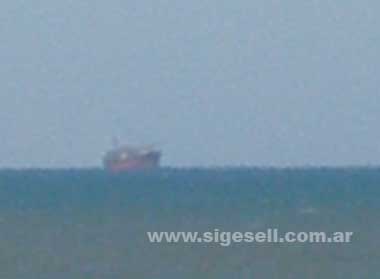 El barco siniestrado esta mañana, visto desde la costa