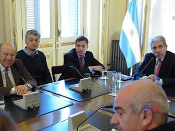 Gustavo Barrera junto a Anibal Fernandez, en una reunión con candidatos de la seccion