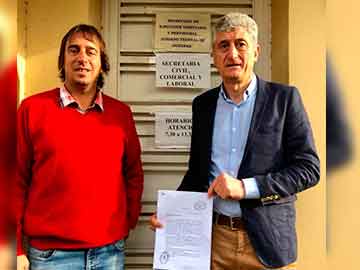 Barrera se fotografió en Dolores presetando el pedido de baja del descuento del IVA