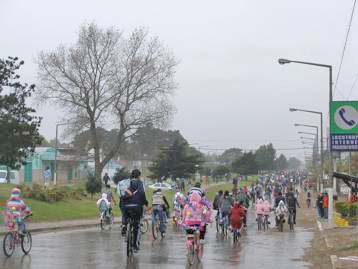 La caravana por el Boulevard y bajo el agua        