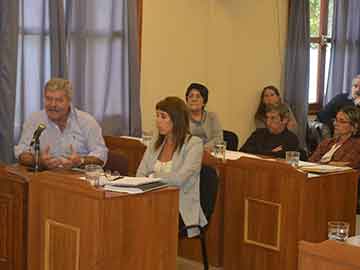 Baldo habla dese su banca. El presidente del Concejo se mostró muy activo