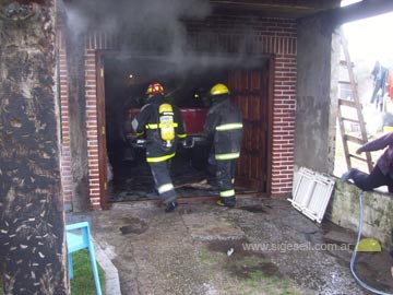 Los Bomberos entran a sofocar el incendio.. el problema llegó despues...