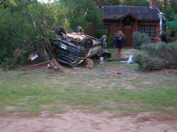 El auto terminó en un jardín (foto Bomberos)