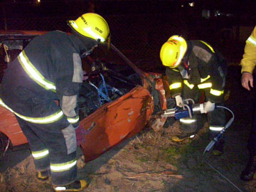 Bomberos y una práctica en el manejo de nuevas herramientas de corte