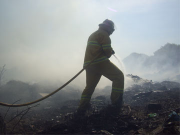 Bomberos en plena actividad (foto prensa Bomberos)