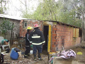 Bomberos en accion. Las pérdidas de la familia fueron totales