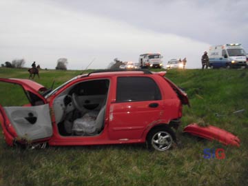 Estado en que quedó el pequeño vehiculo (foto Bomberos Voluntarios)