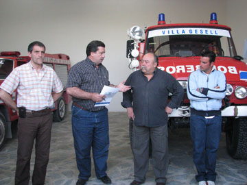 Bomberos en acción (foto gentileza Bomberos Voluntarios)    