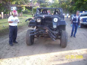 el pino se cruzo??? no sabemos, asi quedó el jeep.. (foto: Bomberos Voluntarios)