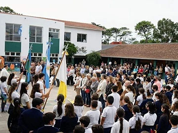 La Misa se ofició en el patio del Colegio