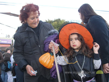 La abuela acompañando a su nieta: una imágen repetida en la fiesta (archivo 09)