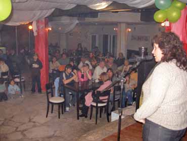 Gladys García se dirige a los presentes    