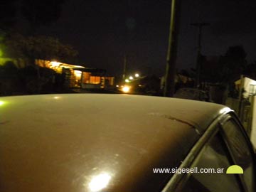 El techo de un automovil anoche. Pronostican que el fenomeno seguirá