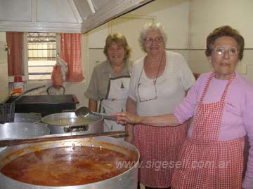 Cocineras: las damas se esmeran cada fin de mes para ofrecer los ñoquis
