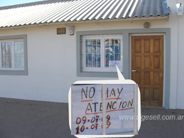 El Centro de Salud Centro, con un cartel que avisa que no hay atención