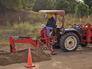 Desde la Cooperativa señalan que la maquina del Municipio volvió a enganchar los cables