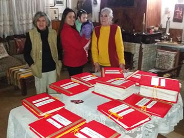 Foto familiar: Chela y Antuca, recibiendonós en su casa. Siempre hospitalarias..