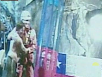 El primer rescatista llega al fondo de la mina. Un momento histórico