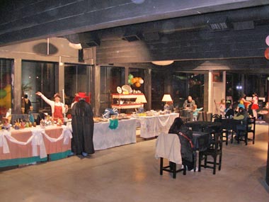 Salón a las 19 del domingo. poca gente