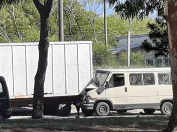 Accidente esta mañana: embistieron a un camión estacionado