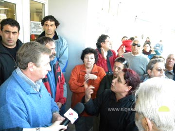 Este miercoles Ciambotti recibió a los vecinos en la puerta del Municipio