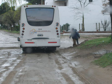 El micro bajo la lluvia: el sábado asaltaron el que pasa por Monte Rincón
